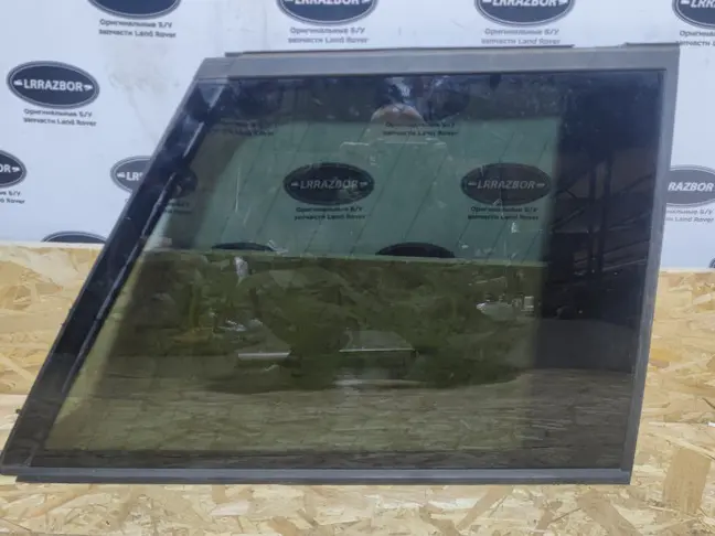 Стекло кузовное глухое правое Range Rover L322