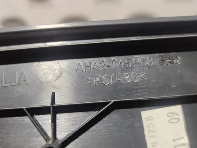 Вставка под панель приборов Range Rover L322 07-12