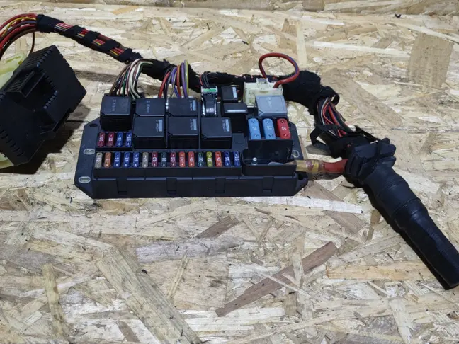 Блок предохранителей под капот Range Rover L322