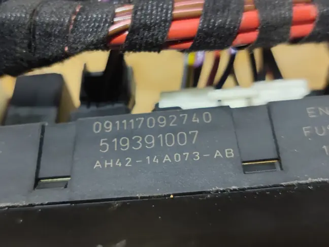 Блок предохранителей под капот Range Rover L322