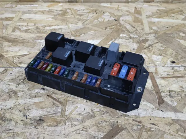 Блок предохранителей в багажнике Range Rover L322