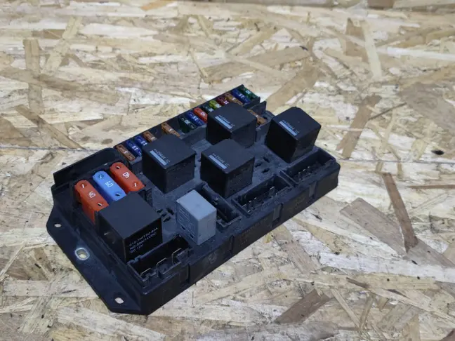 Блок предохранителей в багажнике Range Rover L322