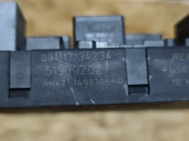 Блок предохранителей в багажнике Range Rover L322