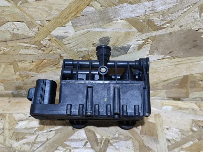 Блок клапанов подвески задний Range Rover L322