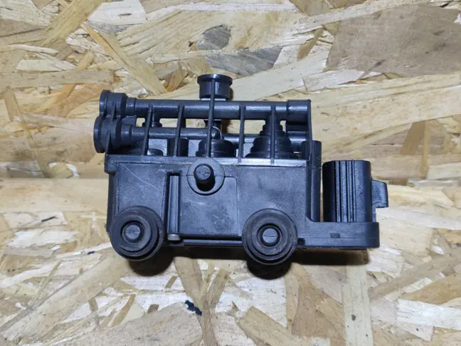 Блок клапанов подвески задний Range Rover L322