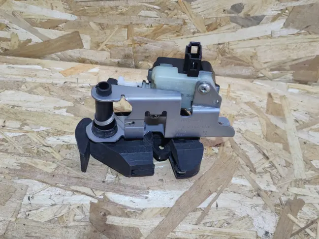 Замок откидного борта правый Rang Rover L322 02-12