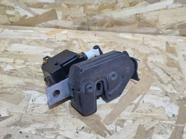 Замок откидного борта правый Rang Rover L322 02-12