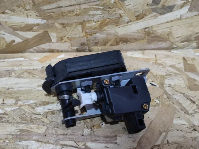 Замок откидного борта правый Rang Rover L322 02-12