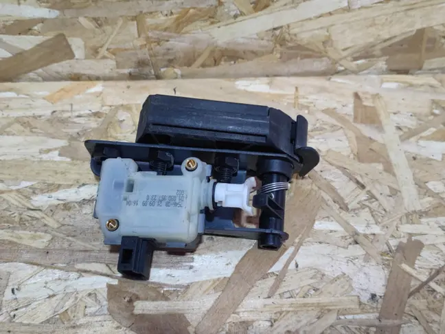 Замок откидного борта левый Range Rover L322 02-12