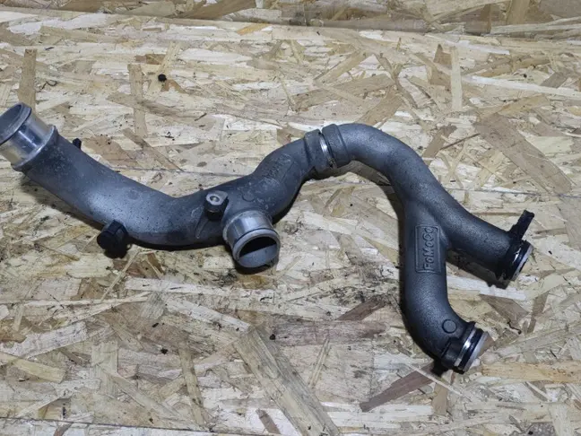 Патрубок охлаждения Range Rover 5.0 510 SC