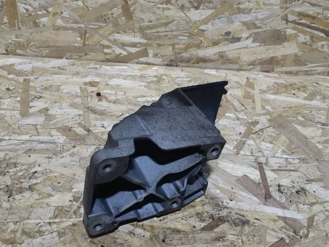 Кронштейн двигателя правый Range Rover L322 5.0