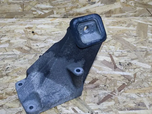 Кронштейн двигателя левый Range Rover L322 09-12