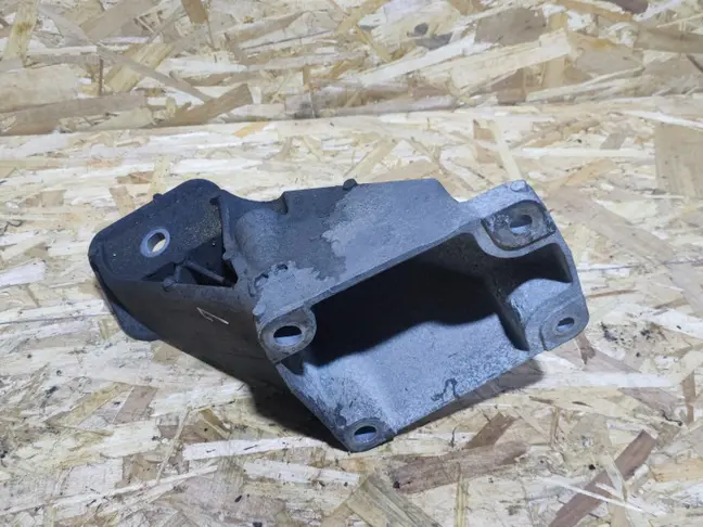 Кронштейн двигателя левый Range Rover L322 09-12