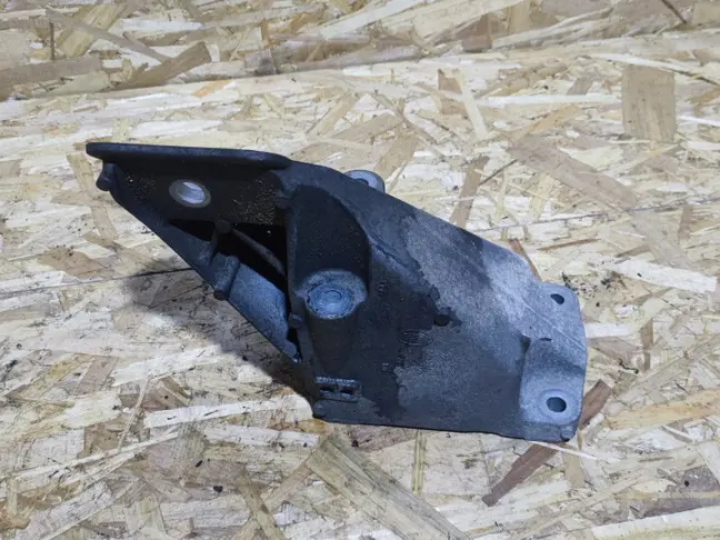 Кронштейн двигателя левый Range Rover L322 09-12