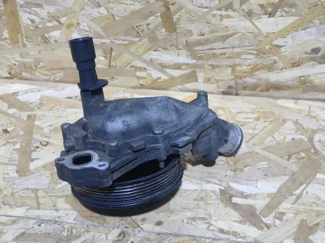 Насос водяной помпа Range Rover 5.0 510 SC