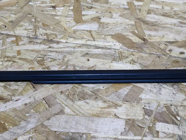 Молдинг стекла переднего левого Land Rover L322