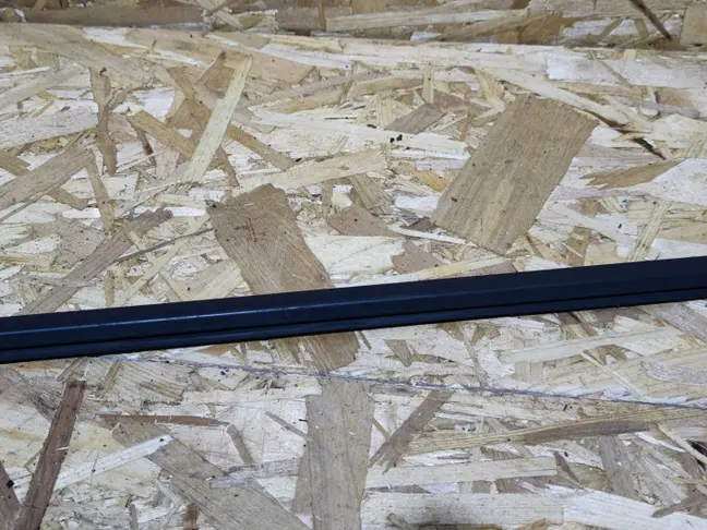 Молдинг стекла переднего левого Land Rover L322