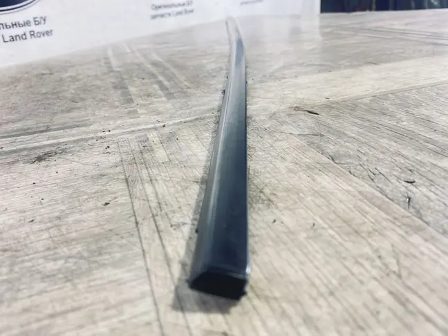Молдинг стекла заднего правого Land Rover L322