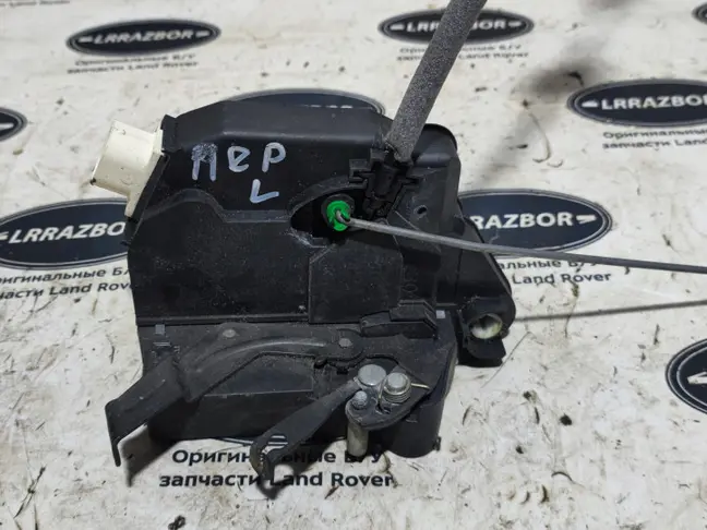 Замок двери передней левой Range Rover L322