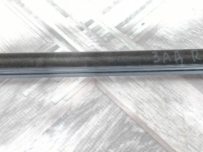 Молдинг стекла заднего правого Sport 2 L494