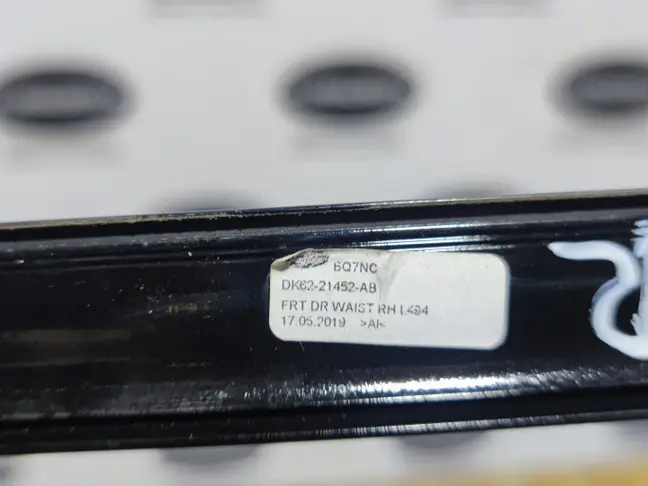 Молдинг стекла передний правый Sport 2 L494