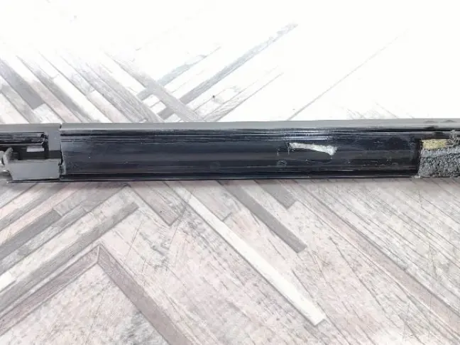 Молдинг стекла передний левый Sport 2 L494