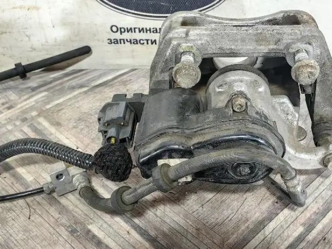 Суппорт задний левый Range Rover L494 306DT 3.0