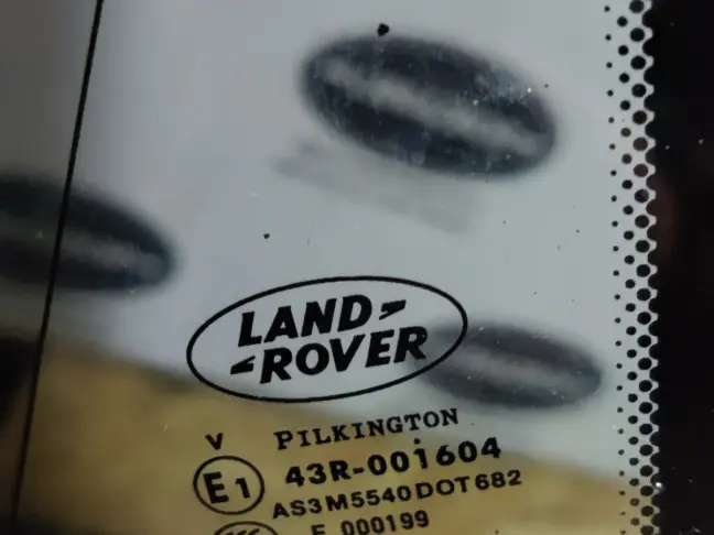 Стекло кузовное глухое правое Range Rover L322