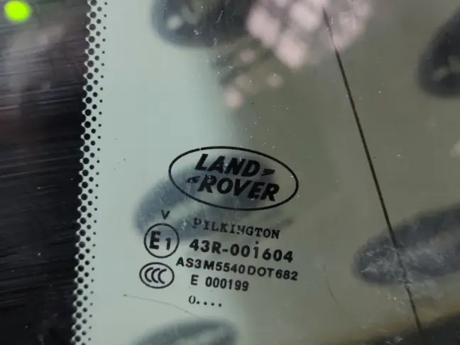 Стекло кузовное глухое левое Range Rover L322