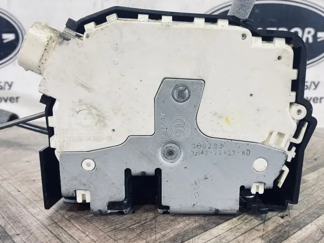 Замок двери задний правый Range Rover L322