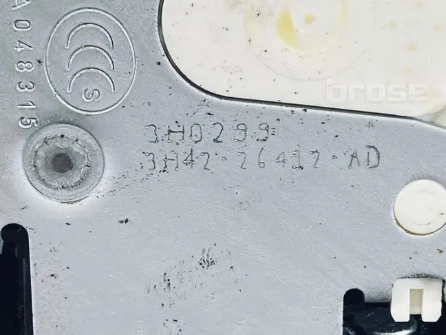 Замок двери задний правый Range Rover L322