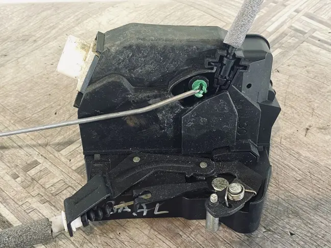 Замок двери задний левый Range Rover L322