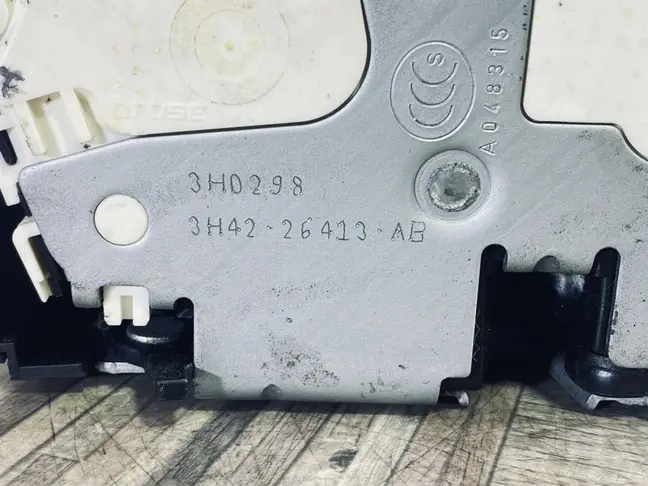 Замок двери задний левый Range Rover L322