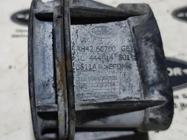 Патрубок левый Land Rover Range Rover 3 L322 4.4