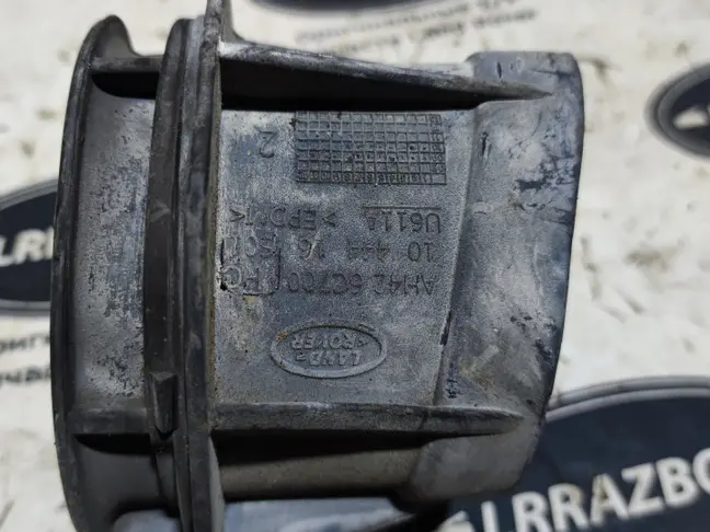 Патрубок правый Land Rover Range Rover 3 L322 4.4