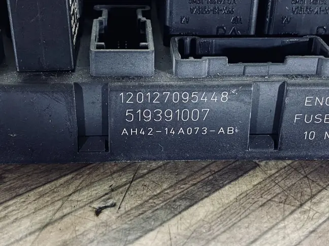 Блок предохранителей под капот Range Rover L322