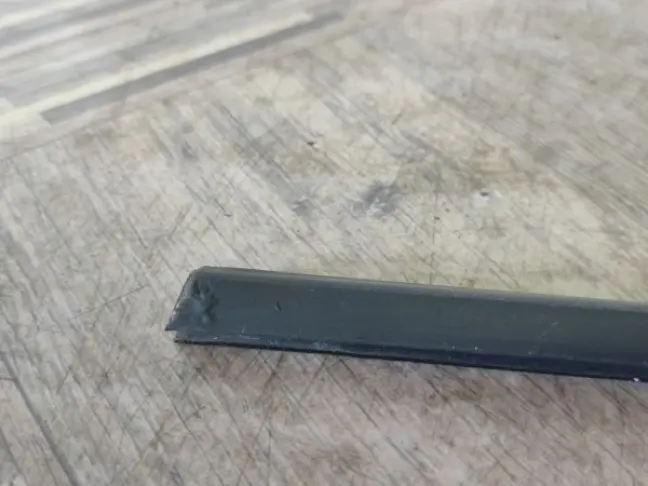 Молдинг стекла переднего левого Land Rover L322