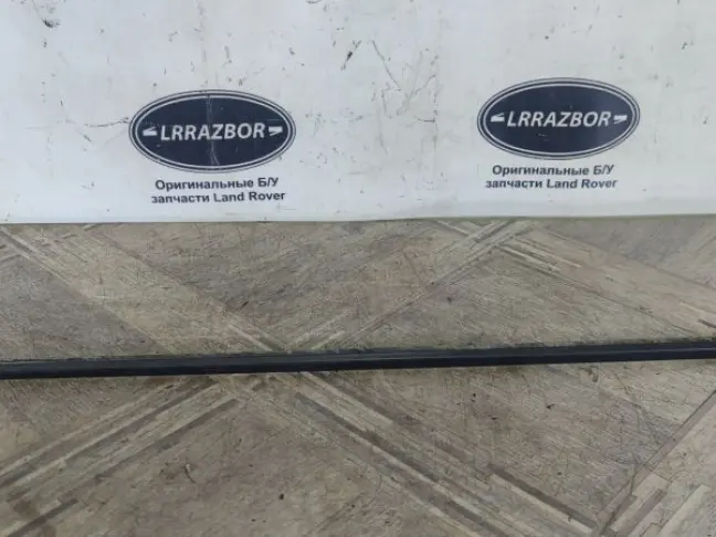 Молдинг стекла переднего левого Land Rover L322