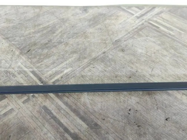 Молдинг стекла переднего левого Land Rover L322