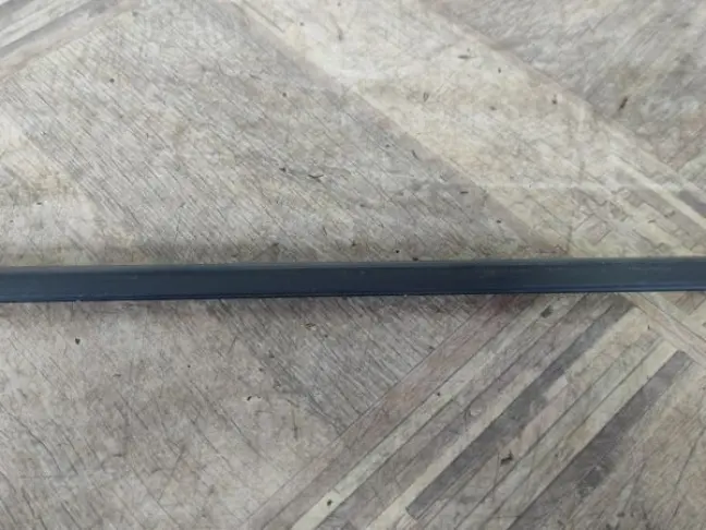 Молдинг стекла переднего левого Land Rover L322