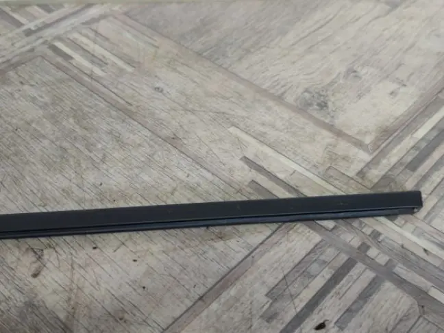 Молдинг стекла переднего левого Land Rover L322