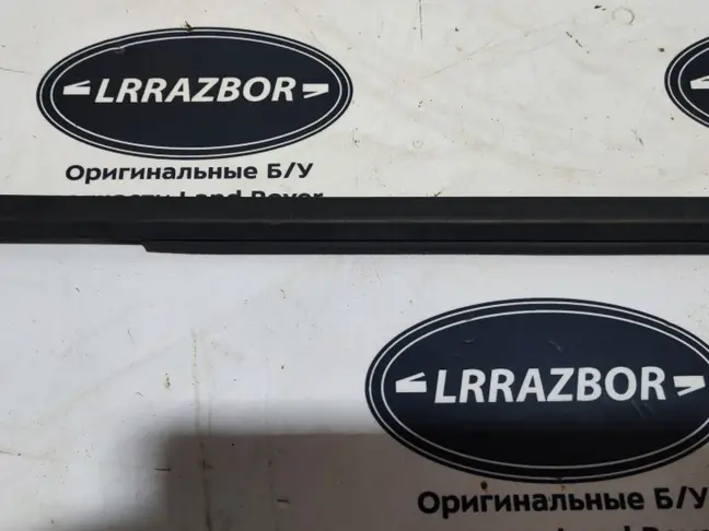 Молдинг стекла заднего правого Land Rover L322