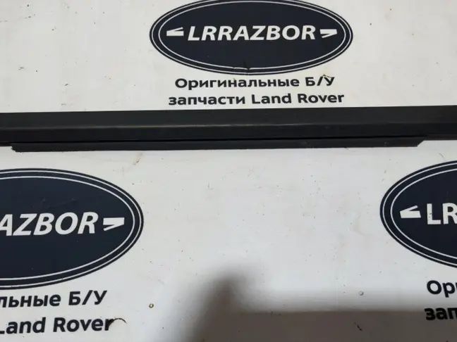 Молдинг стекла заднего правого Land Rover L322