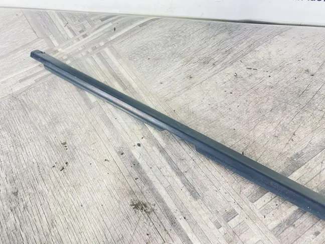 Молдинг стекла заднего левого Range Rover L322