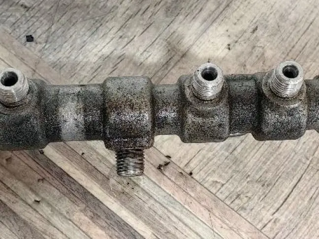 Рампа топливная левая Range Rover L322 4.4 448DT