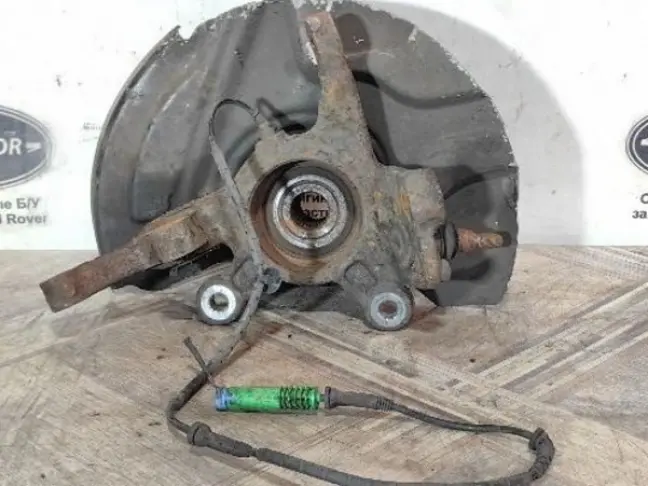 Кулак передний левый Range Rover 3 L322 09-12