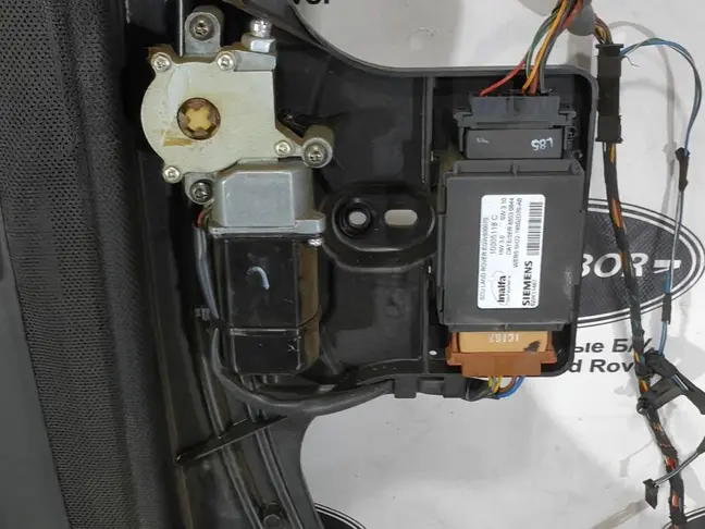 Люк в сборе электрический DISCOVERY 3/4 L319