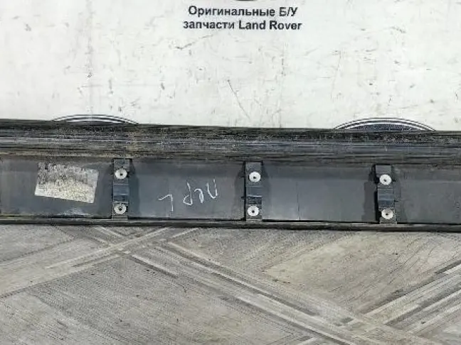 Молдинг передней левой двери DISCOVERY 3 L319