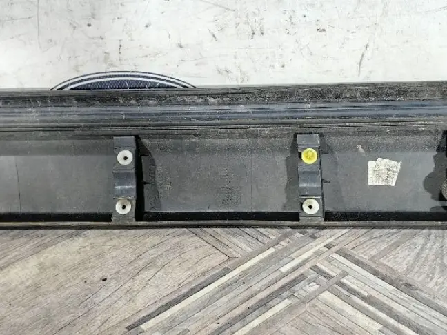 Молдинг передней левой двери DISCOVERY 3 L319