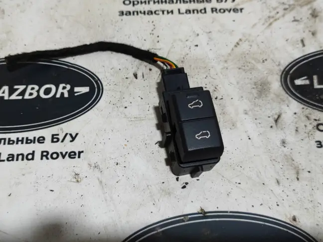 Кнопка люка Land Rover DISCOVERY 3 L319  05-09